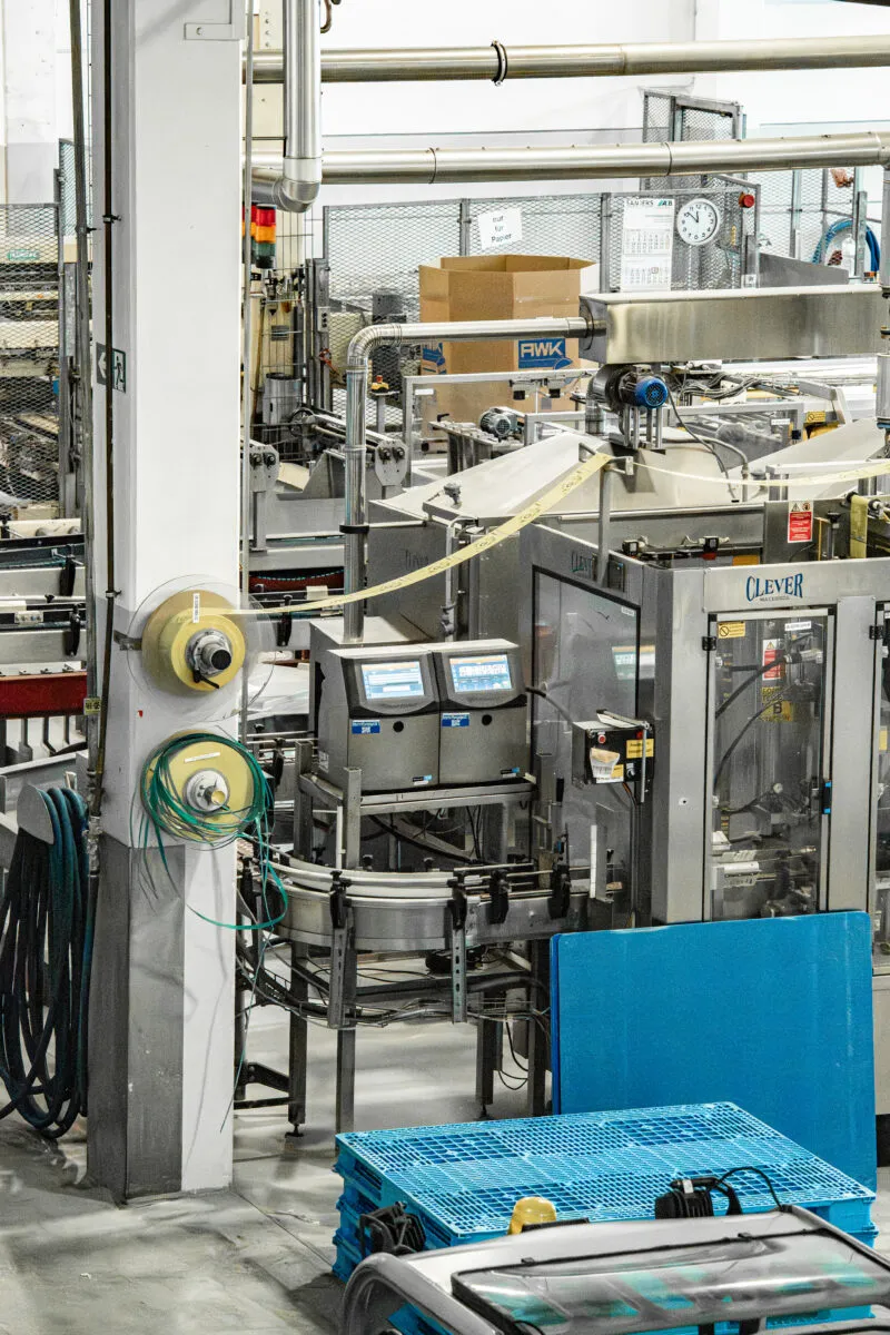 Abfüllanlage in der Produktion von Münsterland Milch