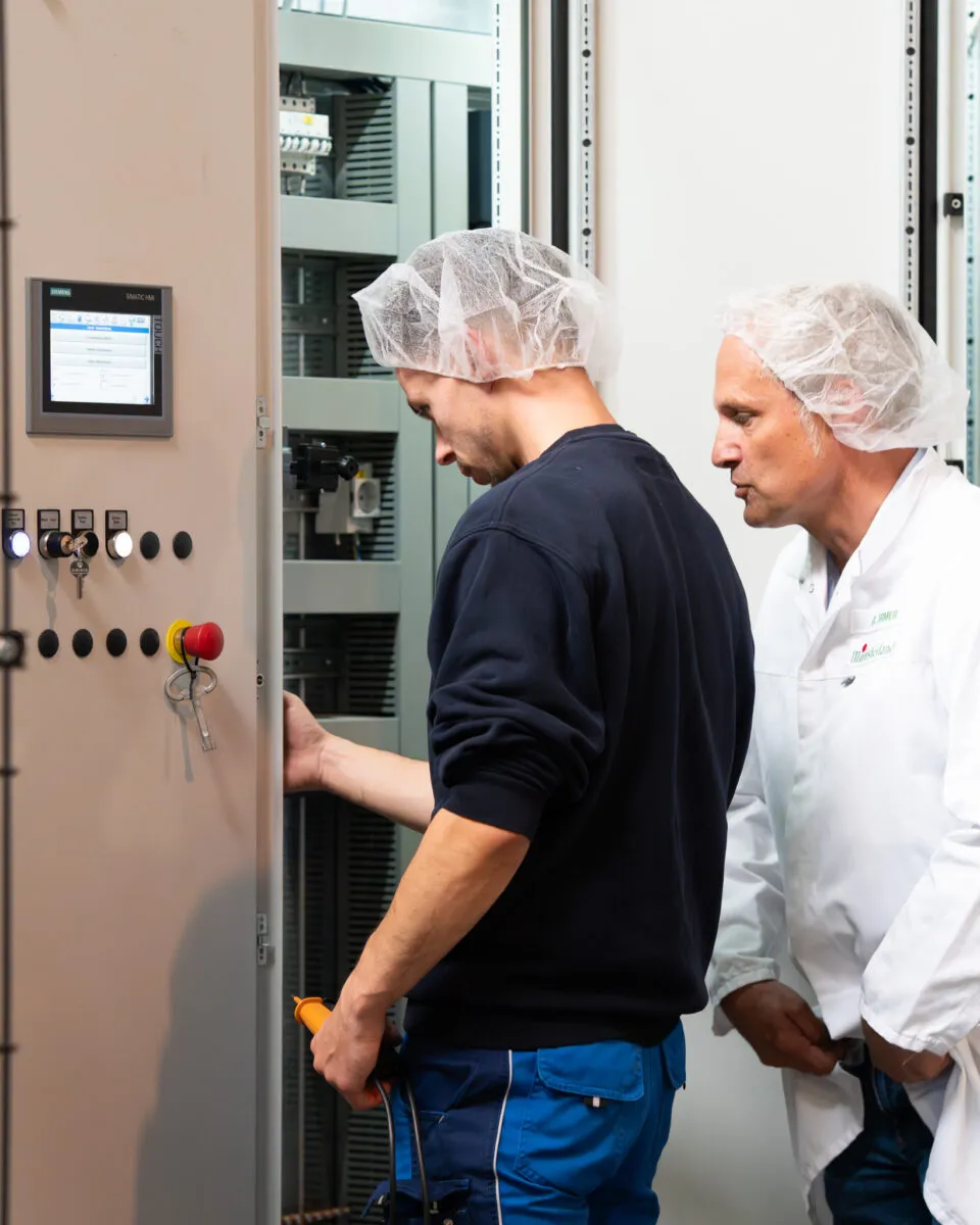 Zwei Kollegen an der Schaltanlage