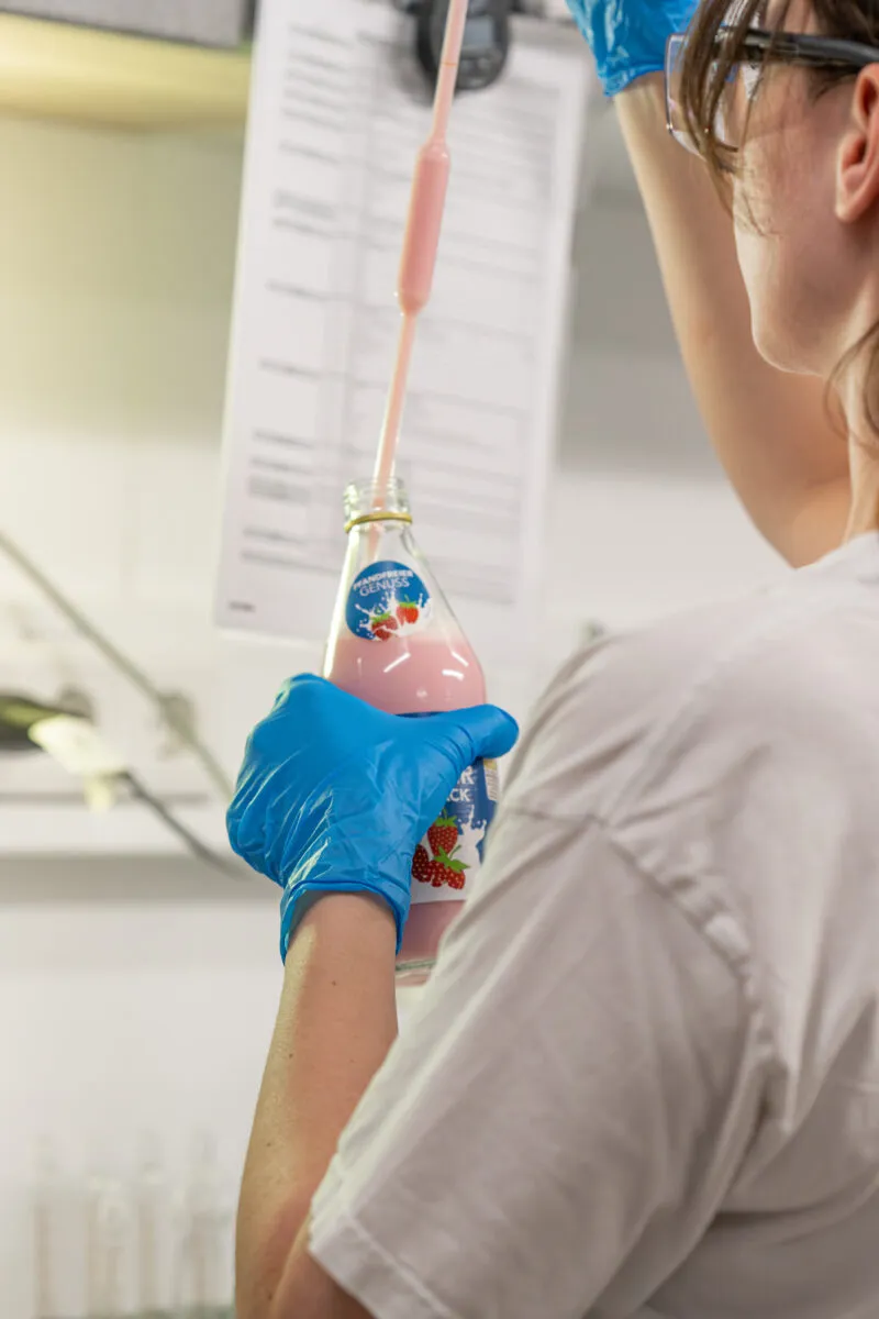 Qualitätskontrolle einer Glasflasche im Labor