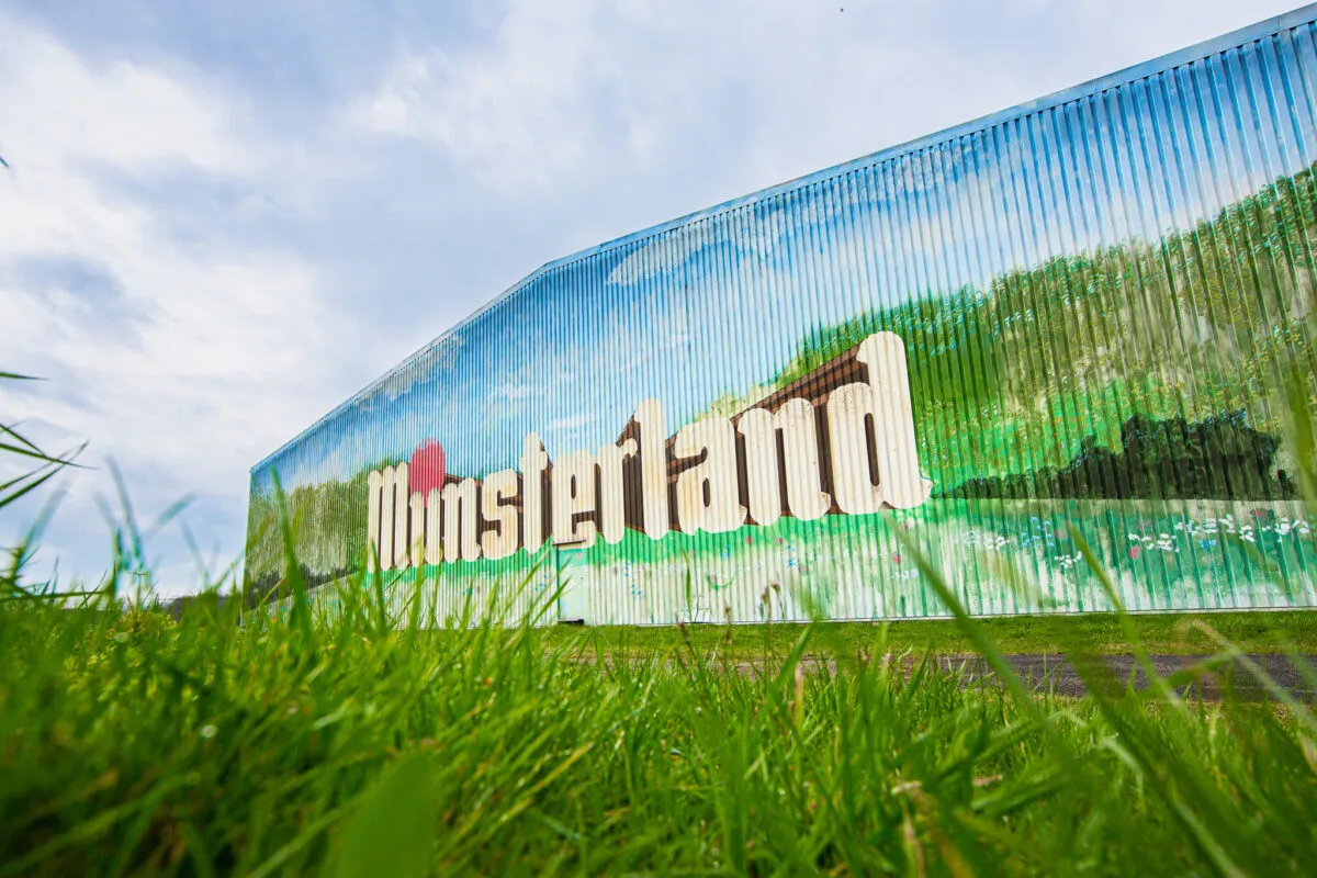 Münsterland Schriftzug auf der Fassade des Werks in Rosendahl-Osterwick